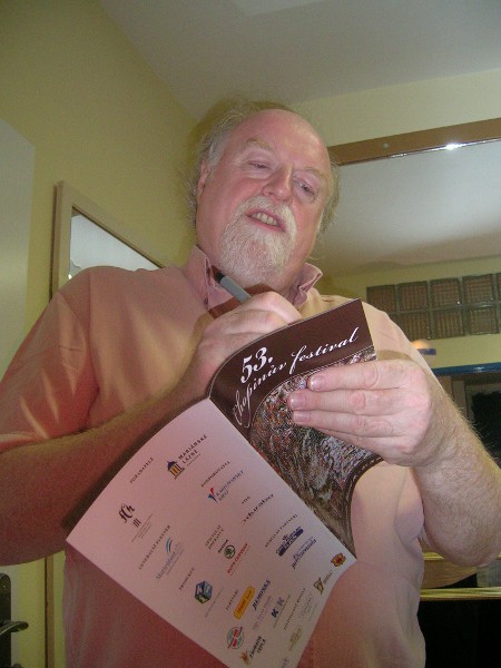 klavirista-peter-donohoe-pri-podpisu-brozury.jpg