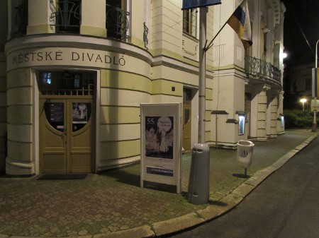 festivalova-vyzdoba---mestske-divadlo-ml-2.jpg